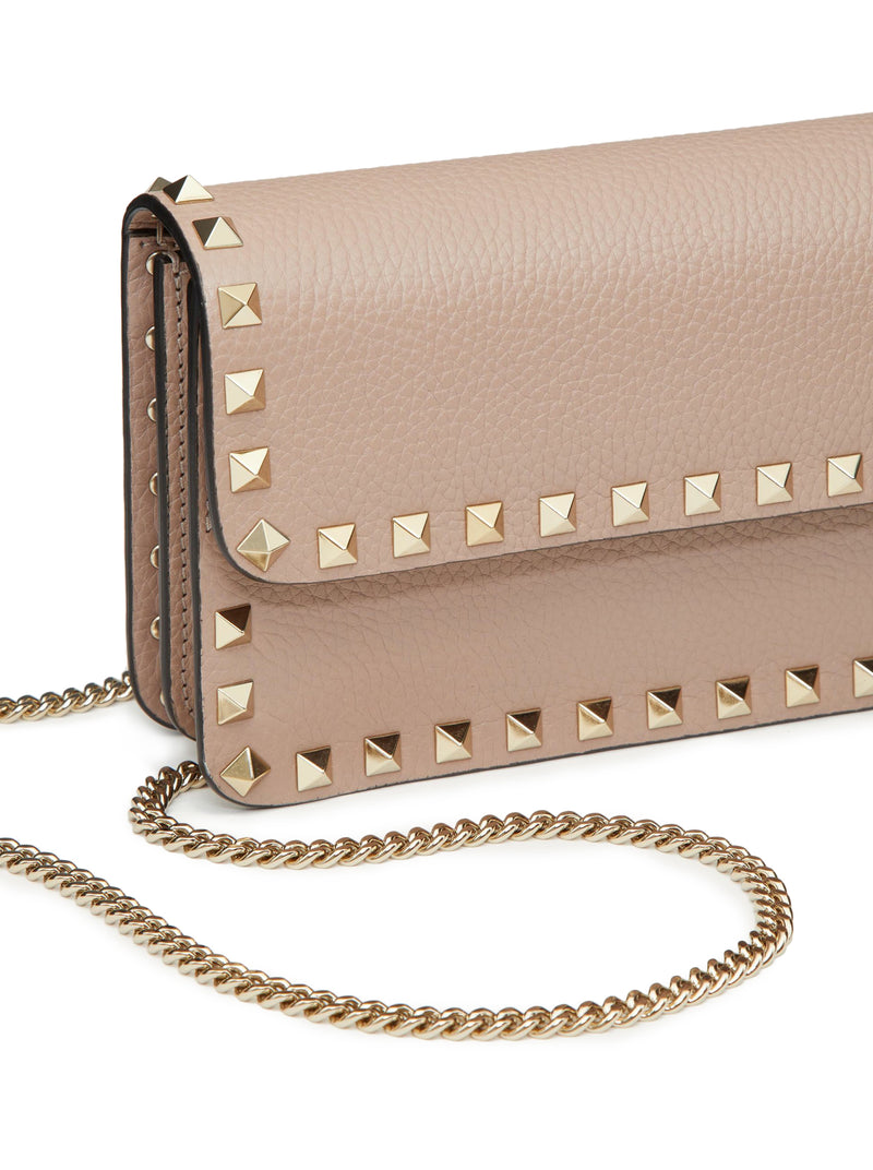 ROCKSTUD CHAIN POUCH IN GARNET CALFSKIN