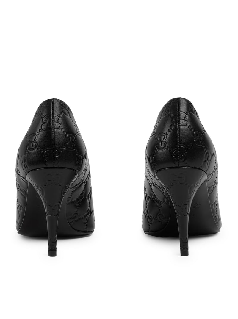 DÉCOLLETÉ WITH HORSE CLIP