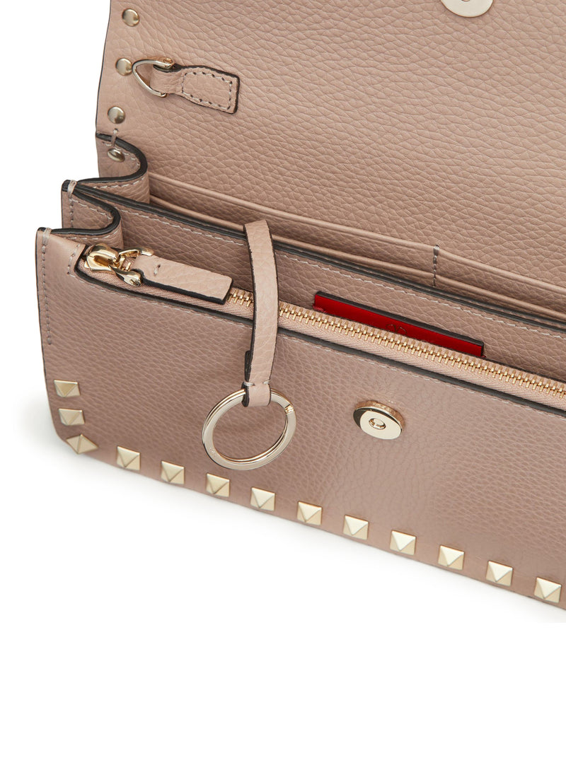 POUCH WITH ROCKSTUD CHAIN IN GRAINED CALFSKIN