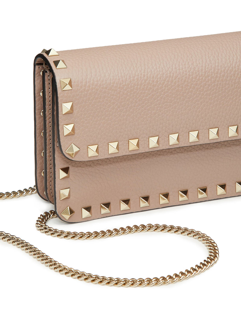 POUCH WITH ROCKSTUD CHAIN IN GRAINED CALFSKIN